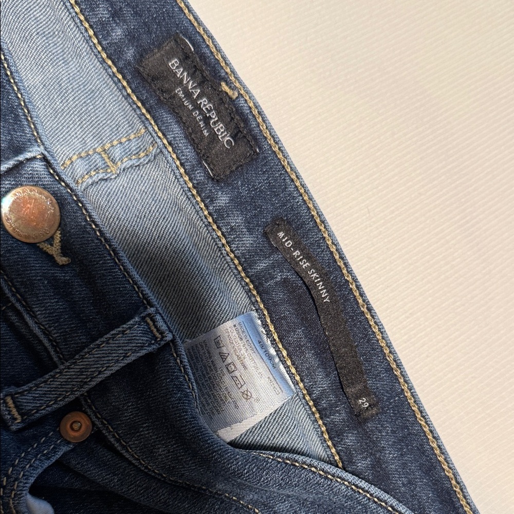 Banana Republic Blue Jeans / Mid-Rise Skinny.  Size 29 - Picture 2 of 5